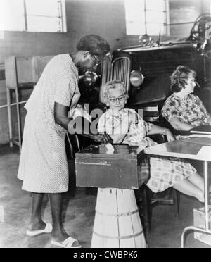 Femme afro-américaine mise à la case bulletin du congrès lors des élections primaires à Jackson, Mississippi. 1965. Banque D'Images