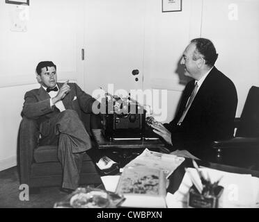 Producteur de films, Val Lewton (1904-1951), lors d'une réunion avec un nattily habillé homme portant un noeud papillon et de chaussures des spectateurs. Ca. 1945. Banque D'Images