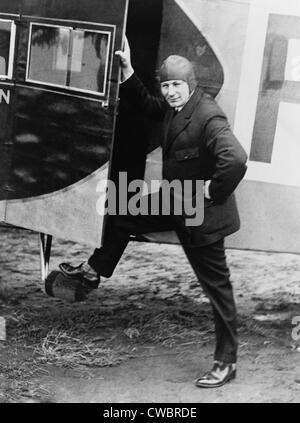 Anthony Fokker (1890-1939), aviateur et un fabricant d'avions américano-danois de pénétrer dans l'un de ses avions. 1935. Banque D'Images