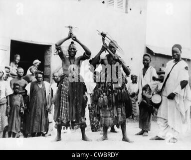 Deux hommes médecine itinérante dans une rue dans le village d'Abeokuta, dans le sud du Nigeria. L'exécution d'une 'hoe dance' un traditionnel Banque D'Images