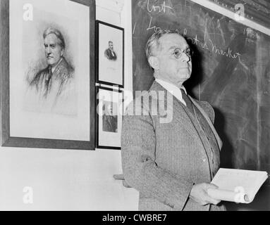 Felix Frankfurter (1882-1965), debout dans la salle de classe d'Harvard en 1939, l'année qu'il devenir un associé de la justice la Cour suprême américaine Banque D'Images