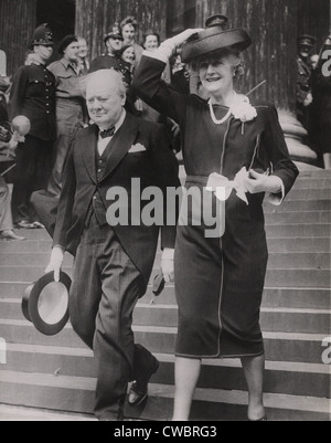 Le premier ministre Winston Churchill et Mme Churchill quitter la Cathédrale St Paul à Londres après un service d'action de grâce à la Banque D'Images