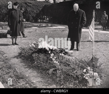Winston Churchill, ancien Premier ministre britannique, avec Eleanor Roosevelt, à la tombe de feu le Président Franklin D. Banque D'Images