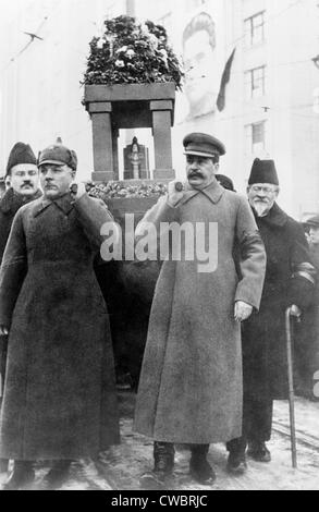 Les dirigeants soviétiques s'acquitter cendres de Sergueï Kirov, dont l'assassinat en 1934 a marqué le début de la purges staliniennes. Le Kirov Banque D'Images