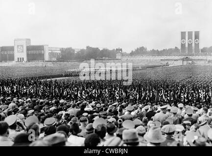 Foule et troupes à un parti nazi jour rally, Nuremberg, Allemagne en 1937. Banque D'Images