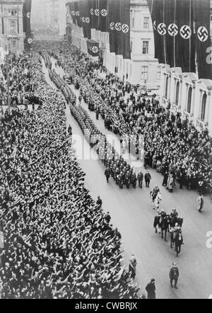 Saluant la foule allemande Berlin lors d'un défilé militaire célébrant l'Anschluss, l'Annexion allemande de l'Autriche en 1938. Banque D'Images