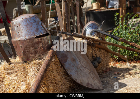 Grand Helm, bouclier, Trident et le fléau de l'arsenal tente à la Foire Médiévale à Óbidos, Portugal. Banque D'Images