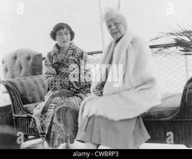 Première Dame Florence Harding (1860-1924), assis sur le canapé avec sa meilleure amie, Evalyn Walsh McLean, propriétaire de le diamant d'espoir Banque D'Images