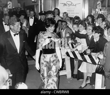 Le président et Mme John F. Kennedy sont accueillis en dehors de la foule Théâtre National après une performance d'Irving Berlin's musical, Banque D'Images