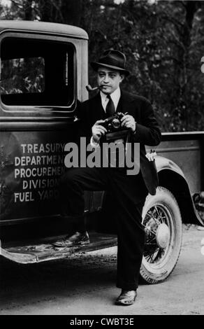 Carl Mydans (1907-2004), Farm Security Administration photographe, tenir l'appareil photo, debout sur le marchepied d'un trésor Banque D'Images