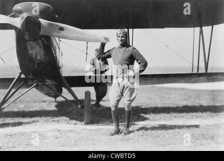 Le Brigadier Général Billy Mitchell, le controversé défenseur de l'aviation militaire, debout à côté d'un plan de poursuite, l'un des premiers Banque D'Images