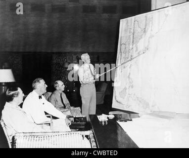 Le président Roosevelt rencontre avec le général Douglas MacArthur, l'amiral William D. Leahy, et l'amiral Chester Nimitz, qui est W. Banque D'Images