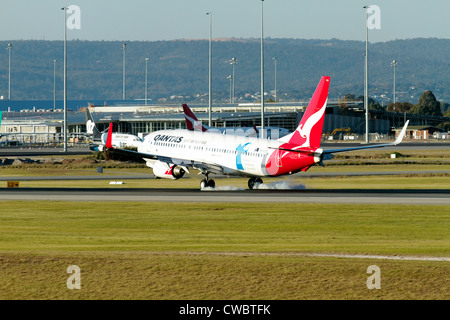 Boeing 737-800 de Qantas à l'atterrissage à l'Aéroport de Perth Banque D'Images