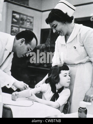 Jonas E. Salk (1914-1995), médecin américain qui a mis au point le premier vaccin efficace inoculant enfant comme élève infirmière Banque D'Images