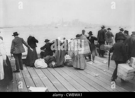 Les immigrés en attente d'être transférés par bateau d'Ellis Island, le 30 octobre 1912. Dans l'arrière-plan est l'horizon de Banque D'Images