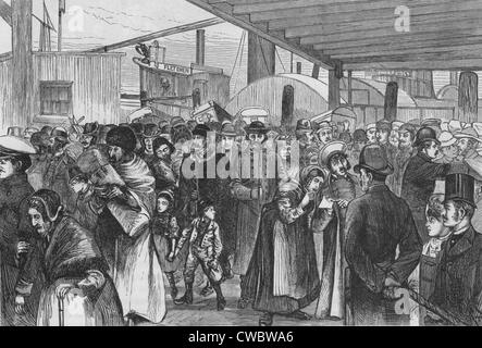 Une foule d'immigrants à l'atterrissage à Castle Garden en 1880 inclut un pays d'Europe de l'homme avec un chapeau de fourrure et du visage caricaturales Banque D'Images
