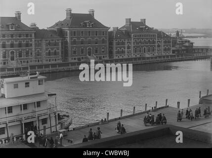 Bien habillé les immigrants arrivant par ferry à New York, Ellis Island. Ferries passagers transportés à partir de leurs cours de l'Océan Banque D'Images