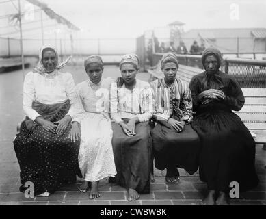 Les femmes aux pieds nus immigrants à Ellis Island sont originaires des Caraïbes. Ca. 1910. Banque D'Images