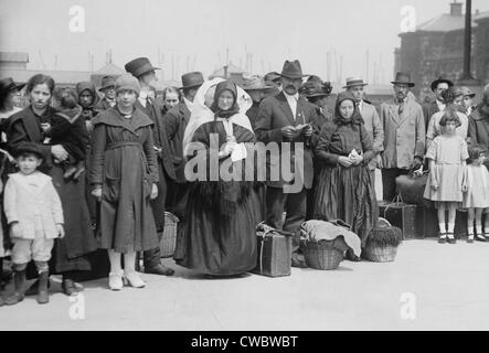 Les immigrants européens nouvellement arrivés à Ellis Island en 1921-21. Banque D'Images