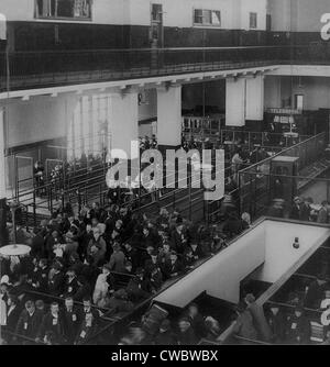 Les immigrants travaillant leur chemin dans le labyrinthe de barrières et de lignes au nouveau bâtiment d'immigrants, Ellis Island, à New York Banque D'Images