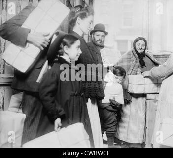 Matzo Pâque ont été donnés aux juifs pauvres dans la ville de New York. Les communautés juives d'entraide établi pour aider les sociétés Banque D'Images