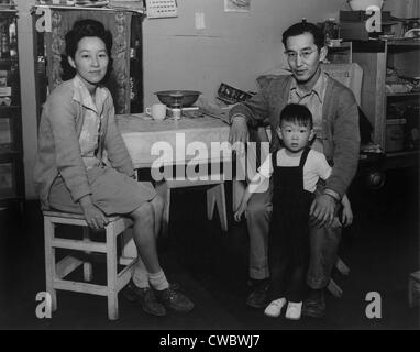 Famille Américaine japonais internés à Manzanar Relocation Centre au cours de la Seconde Guerre mondiale. M. et Mme Henry J. Tsurutani posent dans Banque D'Images