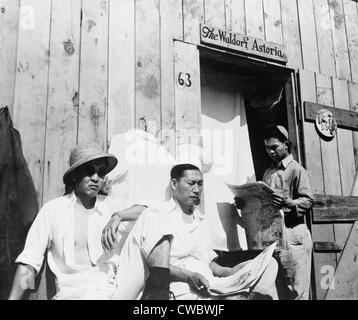 Les hommes japonais américain de Seattle, Washington s'asseoir à l'extérieur une caserne durant leur séjour de quatre mois au centre de l'Assemblée Puyallup Banque D'Images