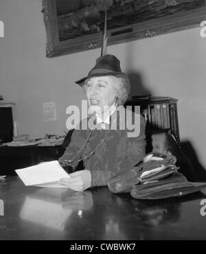 Jeannette Rankin (1880-1973), en 1939, s'opposant à l'augmentation des forces armées des États-Unis. Elle a été élue au Congrès pour un deuxième Banque D'Images