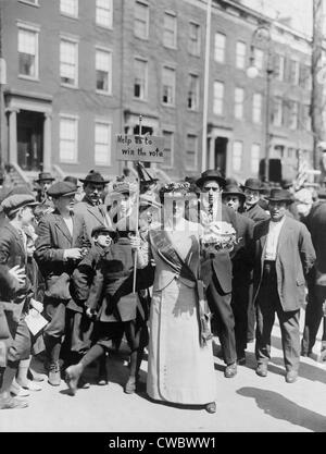 Les femmes identifiées comme Mme Suffern, est entouré par une foule d'hommes et de garçons, alors qu'elle est titulaire d'une bannière dans les femmes Banque D'Images