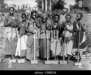 Les femmes travaillant sur route en enchaînés par neckring au Tanganyika, Afrique de l'est ca. 1915. Banque D'Images