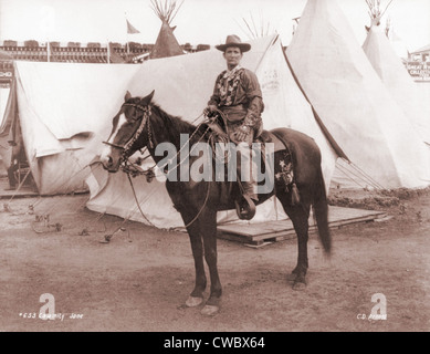 Calamity Jane (1852-1903), posant à cheval. Elle est devenue célèbre dans les années 1870 et plus tard en tournée dans les spectacles. Ca. 1885. Banque D'Images