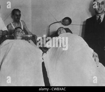 Les corps de Freddie et Ma Barker dans l'Oklawaha, morgue de Floride après leur shoot-out avec le fédéral. Janvier 1935. Banque D'Images