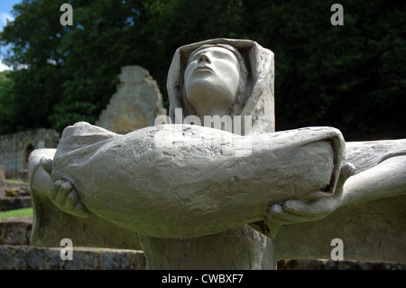 Madonna de la Croix sculpture à Mount Grace Priory, Thirsk, North Yorkshire, UK Banque D'Images