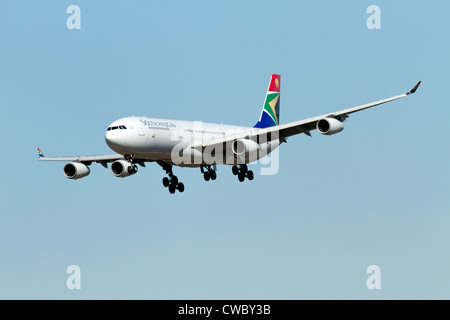 South African Airways Airbus A340-300 en approche finale Banque D'Images