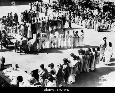 Les programmes de santé de l'Organisation des Nations Unies a fourni de tests de dépistage de la tuberculose, au Victoria Girls College à Patiala, Inde. 1950. Banque D'Images