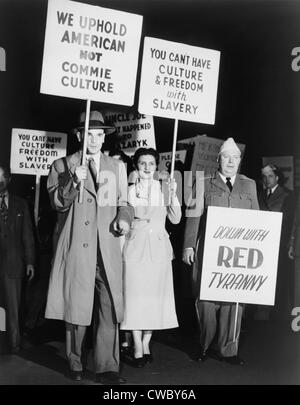 Transfuge soviétique, Peter Piragov (1920-1987), dans une marche de protestation anti-communiste en dehors de Madison Square Garden le 27 mars 1949. Banque D'Images