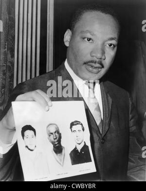 Le Dr Martin Luther King (1929-1968), tenant des photographies de trois travailleurs des droits civils qui ont été assassinés par le Ku Klux Klan : Banque D'Images