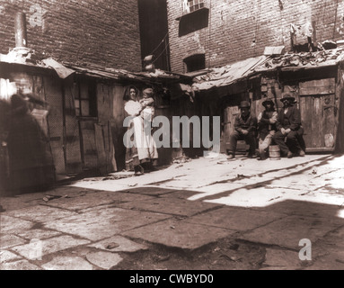 Cour pavée avec les lignes des latrines en plein air dans l'une des pires bidonvilles sur Jersey Street, où les pauvres italiens immigrants vivaient Banque D'Images