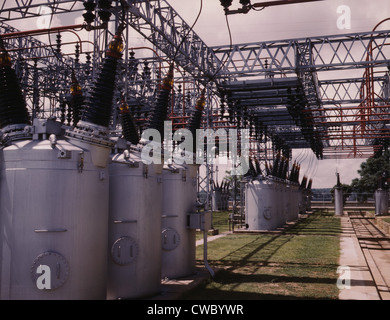 Départ à la TVA de la centrale hydroélectrique du barrage Wilson, près de Sheffield, Alabama. Une série de transformateurs électriques surmontées de Banque D'Images