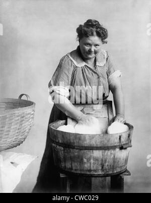 Girl et bain à remous en bois en métal, washboard ca. 1905. Banque D'Images