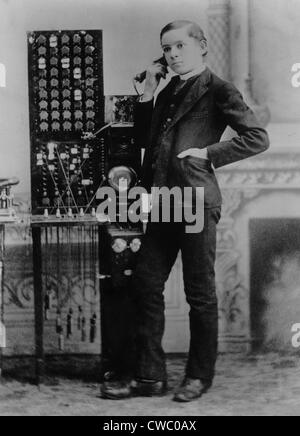 Moins de dix ans après l'Alexander Graham Bell 1876 Démonstration du téléphone, ce jeune homme a travaillé comme une longue distance Banque D'Images