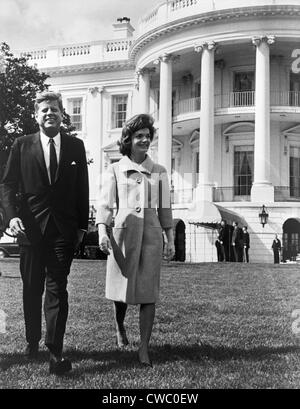 Le président et Mme John F. Kennedy marche sur la pelouse Sud de la Maison Blanche le 16 avril 1962. Banque D'Images