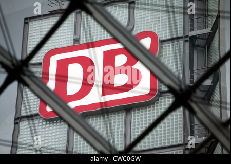 Berlin, le logo DB à la gare principale Banque D'Images