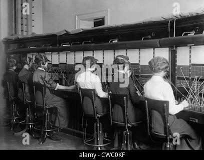 Les opérateurs téléphoniques à un standard téléphonique dans la région de Washington, D.C., ca. 1915. Banque D'Images