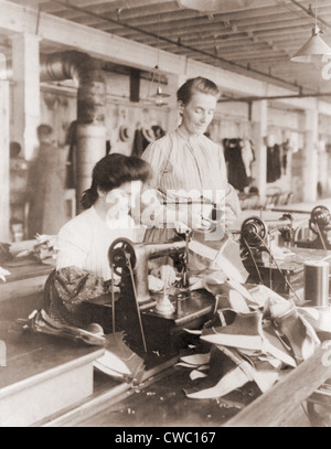 Femme l'exploitation d'un entraîné par courroie machine à coudre dans une usine de chaussures de Lynn, Massachusetts. 1895 Photo par Frances Benjamin Johnston. Banque D'Images