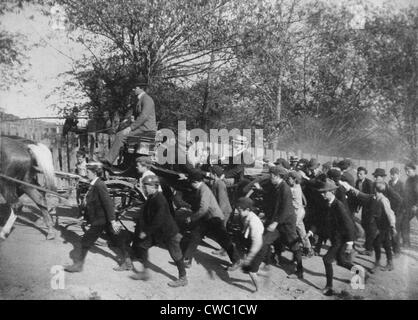 John Mitchell's calèche, arrivant dans une ville du charbon pendant la grève de 1902 du charbon anthracite. Mitchell, président de Banque D'Images