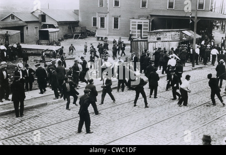 Les travailleurs de la raffinerie de pétrole polonais à Bayonne, New Jersey, affronter les gardes à l'extérieur de la société Standard Oil Works quelques instants avant que le Banque D'Images