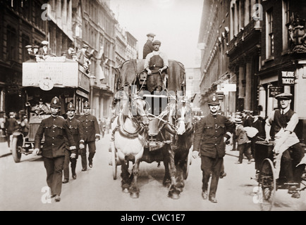 Chariot sous la protection de la police au cours d'une grève de Londres, ca. 1910-1915. Banque D'Images