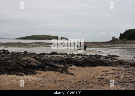 Bateau de pêche sur la plage à Balcary et Hestan Auchencairn Bay dans l'île Banque D'Images