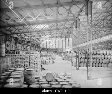 Des centaines de barils et sacs dans le New York Central Railroad freight cabanes, Buffalo, New York. Ca. 1900. Banque D'Images